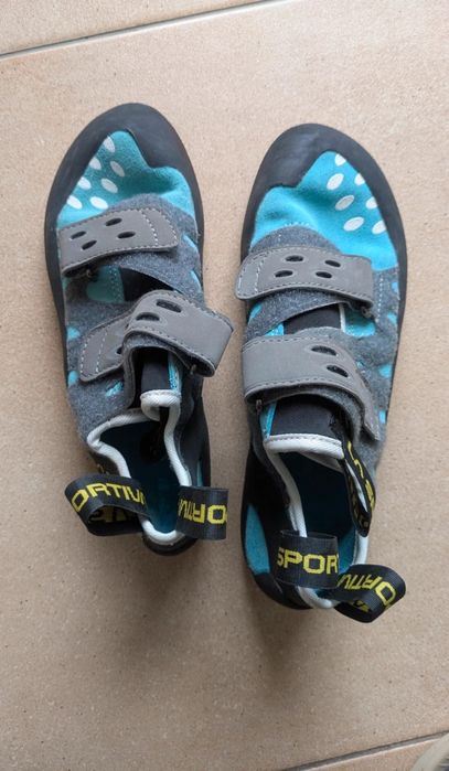 Pereche de espadrile noi de cățărat La Sportiva, mărimi diferite