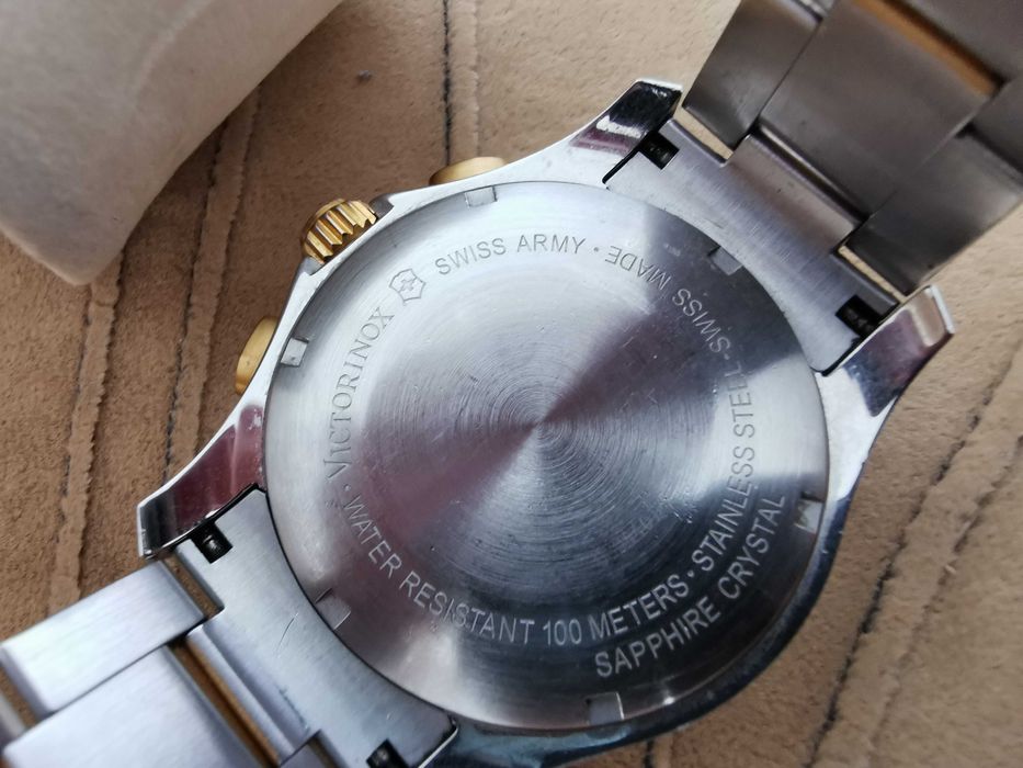 Продавам часовник Victorinox Swiss Army