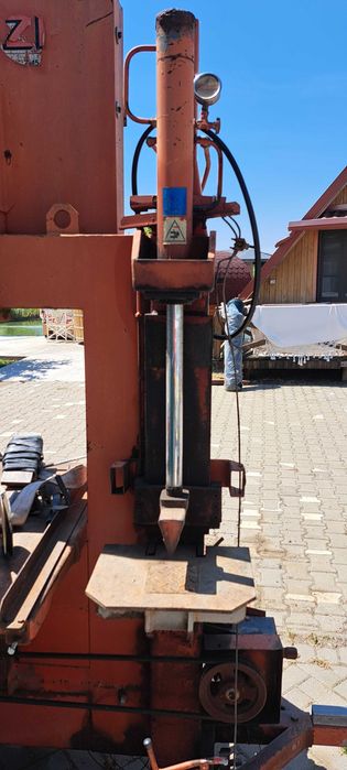 Banzic orizonal cu spargator de lemne Giarmata • OLX.ro