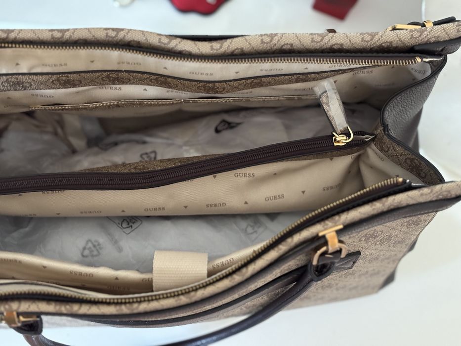 Guess travel bag logo