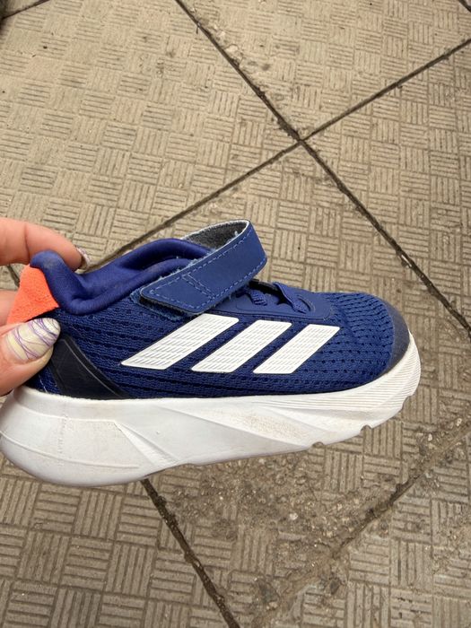 Маратонки Adidas,ползвани със следи от употреба,р-р 24