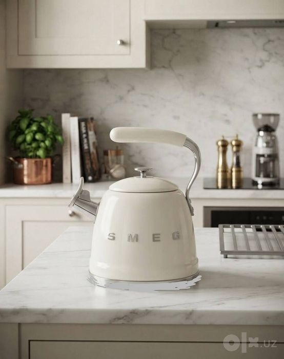 Чайник со свистком для плит из коллекции Smeg