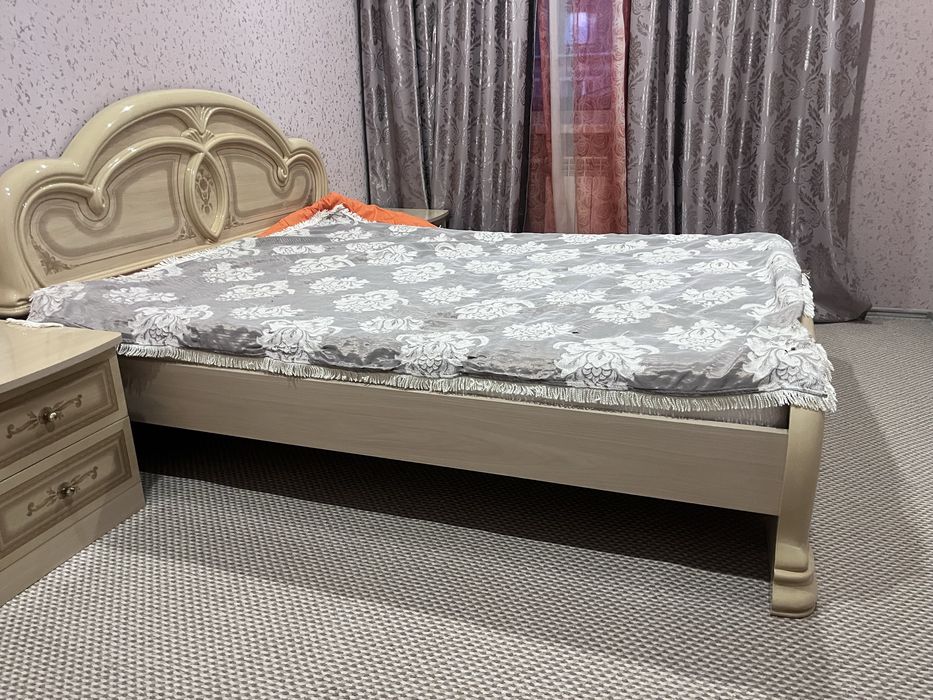 кровать и 2 тумбы