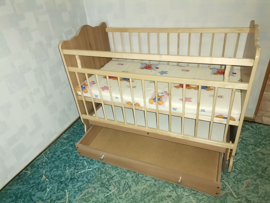 Продаётся детская кровать-качалка с матрасом.
