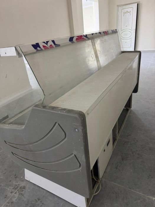 Продам витринный холодильник