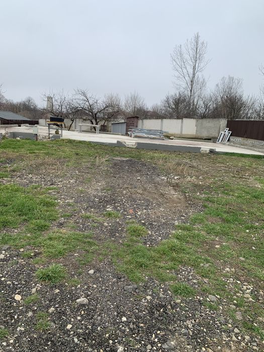 vindem teren  cu fundatie si utilitati