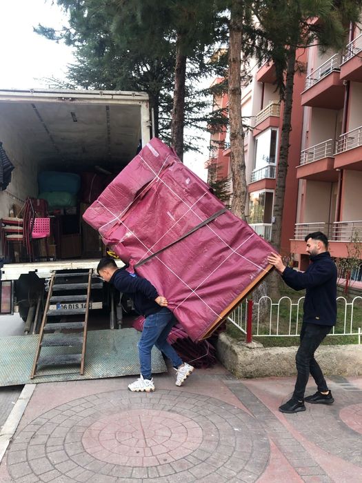 Uy koʻchirish mebil sochish yigish oshxona buyumlarini upokovka qilish