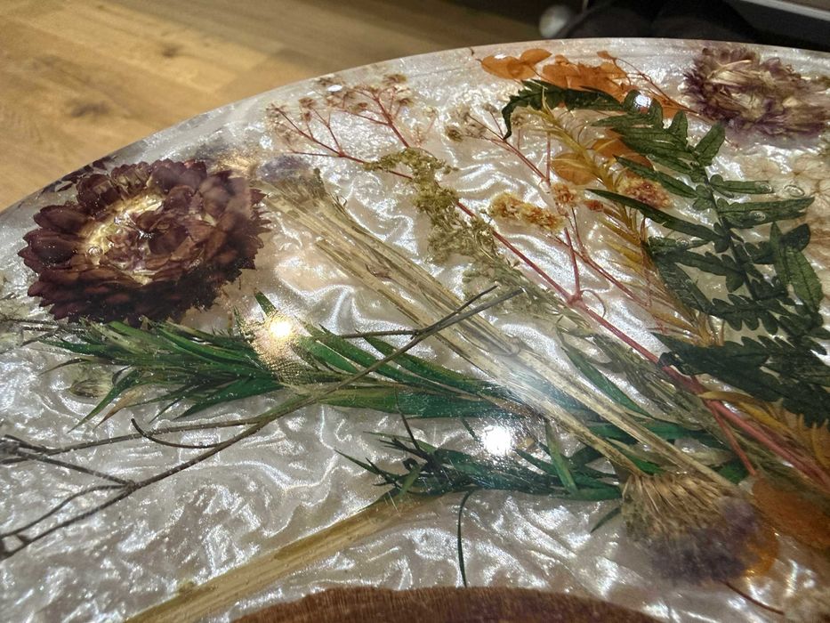 Ръчно изработена масичка с естествени цветя и дърво от череша