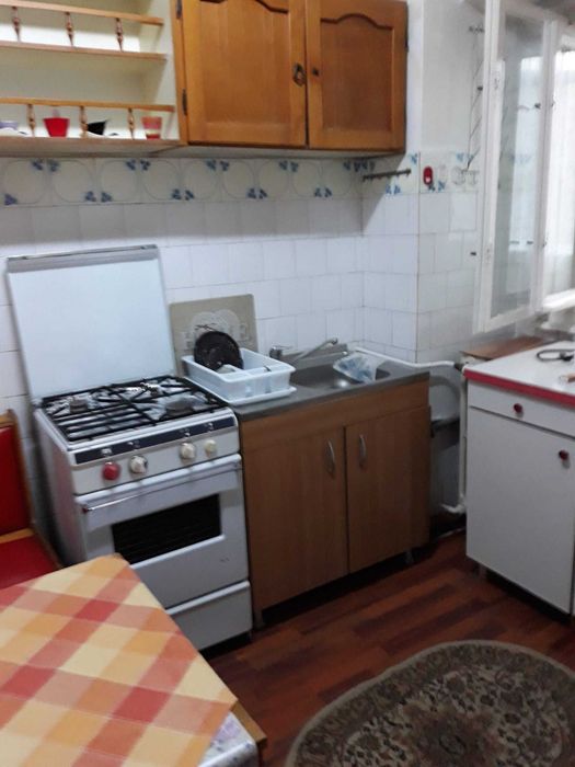 Inchiriez apartament 2 camere decomandat, bul.Dacia, zona f.buna !