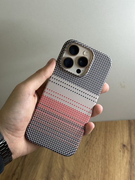Чехлы на Айфон PITAKA с MagSafe