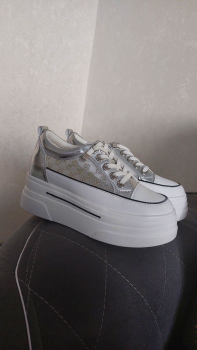 Срочно продам кожаные кроссовки!