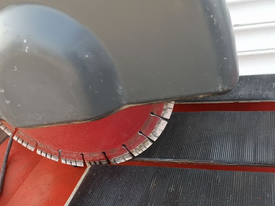 Husqvarna TS400F Машина за Рязане на Тухли Камък Чупещо Рамо