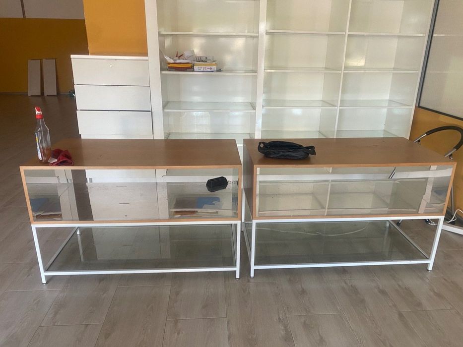 Маса/шкаф с огледална повърхност