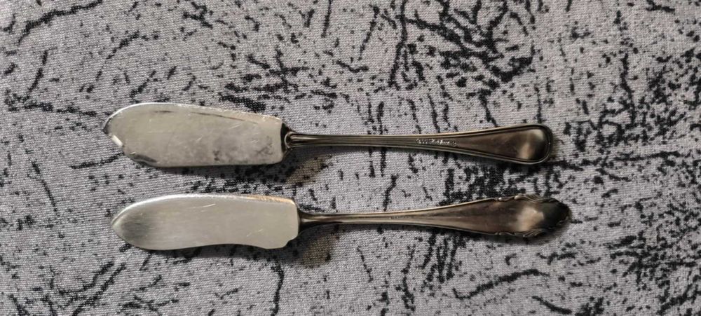 Дълбоко посребрените ножове за масло и риба.