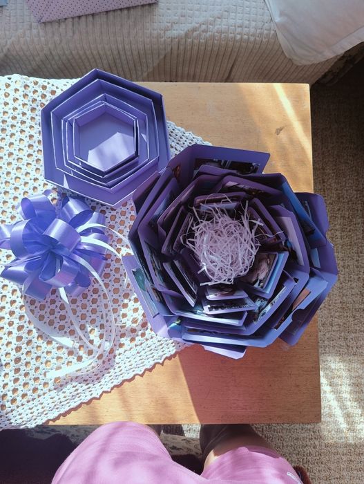 Експлодираща  кутия със снимки и торти от картон за подарък