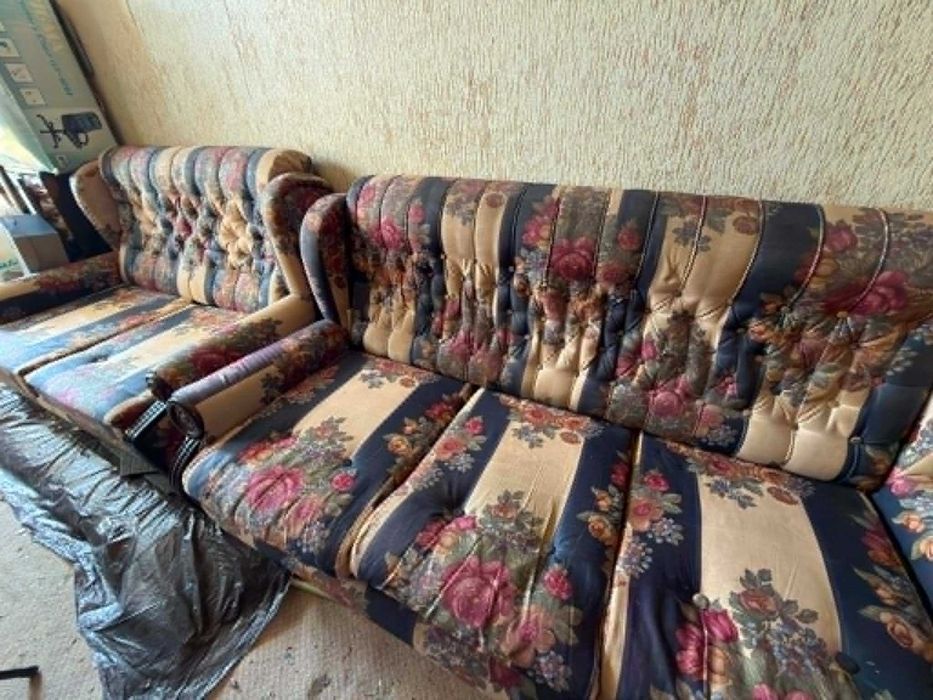 Подарявам 2 дивана двойка и тройка  и 1 фотьойл.