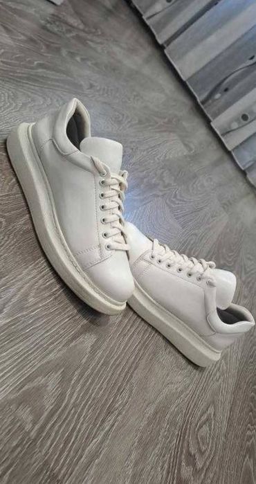 Бели сникърси 44 номер