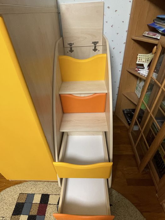 Продам двухярусную детскую кровать