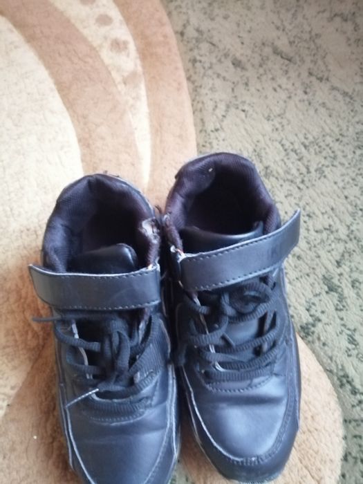 Продам детские кроссовки.