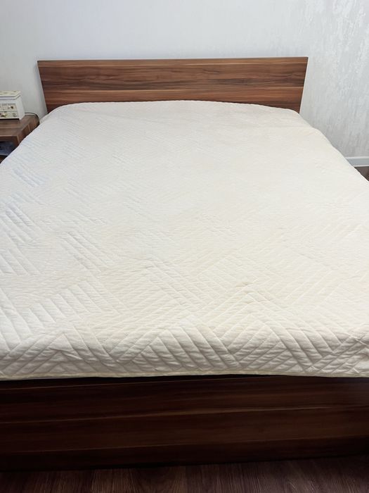 Продам двухспальнуб кровать и 2 тумбочки