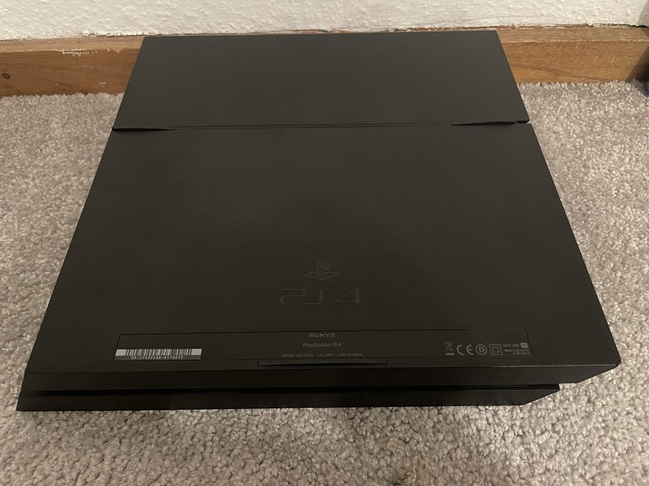 PS4 inpecabil doua manete și 1 joc