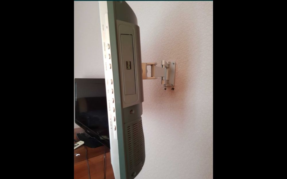 Продам телевизор на кронштейне с DVD.