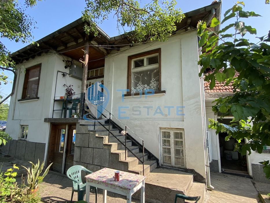 Двуетажна тухлена къща и автосервиз в с. Самоводене, област Велико Тъ