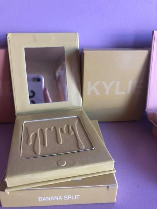 Хайлайтър в кутия с огледало 6 цвята на KYLIE cosmetics