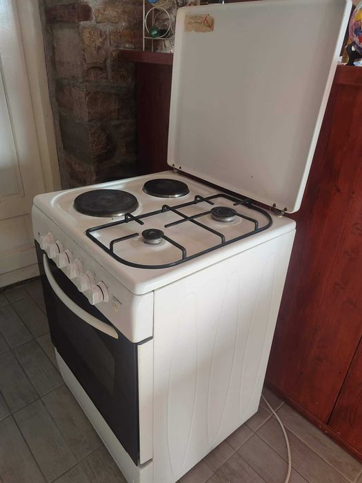 Комбинирана готварска печка Crown CR6060V – газ + ток