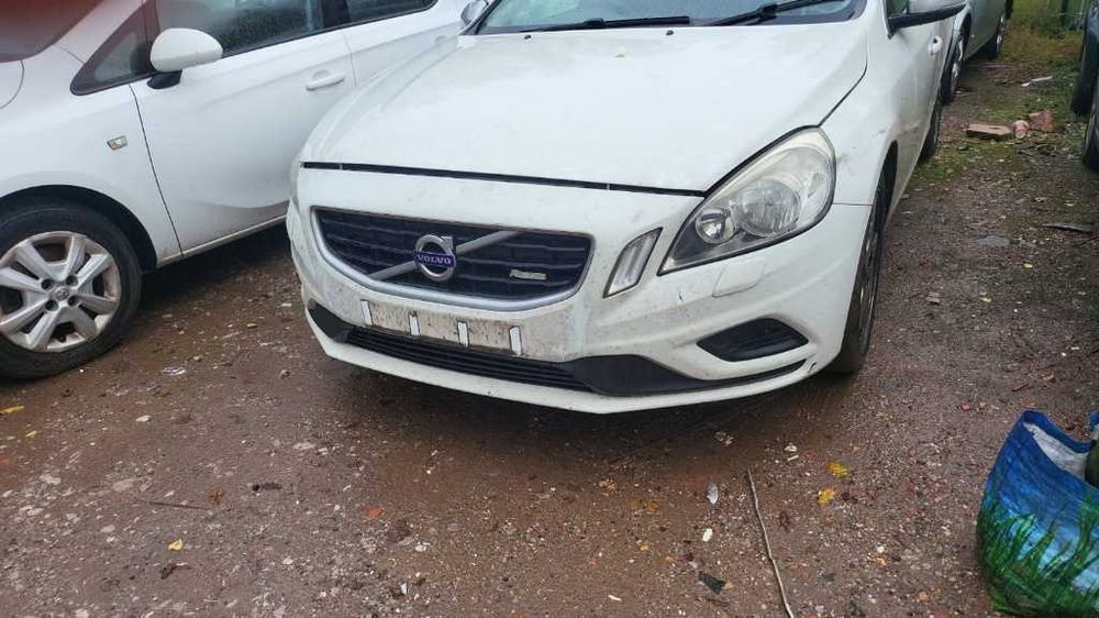 Bara fata Volvo V60 R-Desing 2012 cu spalatoare de far