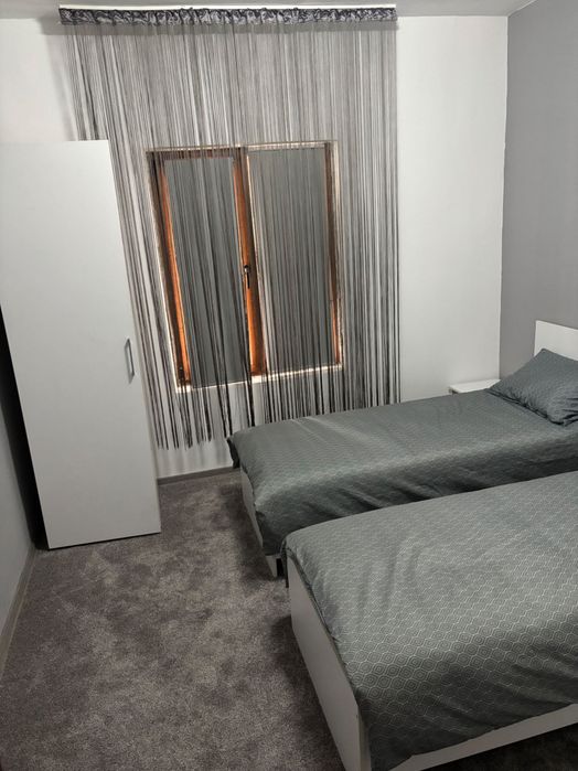 Vând 4 paturi de o persoană,și dulapuri dormitor! Vând 7 mese rotunde pentru sală evenimente!