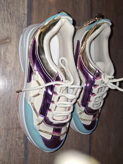 Продавам чисто нови маратонки,само пробвани