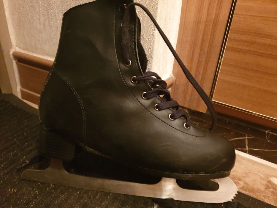 С чехлом коньки,  41 размер
