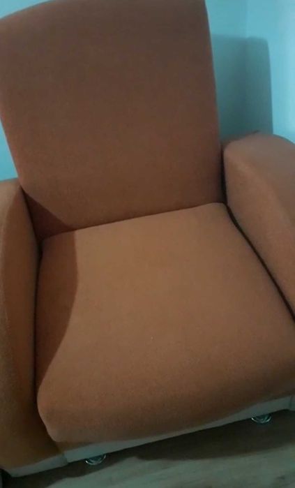 Canapea extensibila si fotolii extensibile portocalii. design modern.