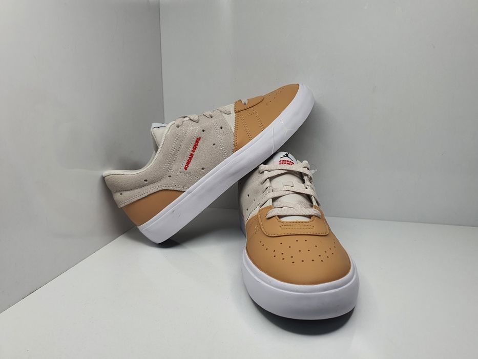 Кецове Air Jordan Series ES

Чисто нови с кутия.

Размер 40 стелка 25