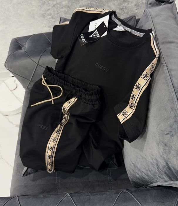 Compleu Guess 
Marimi M 
Pret redus 220