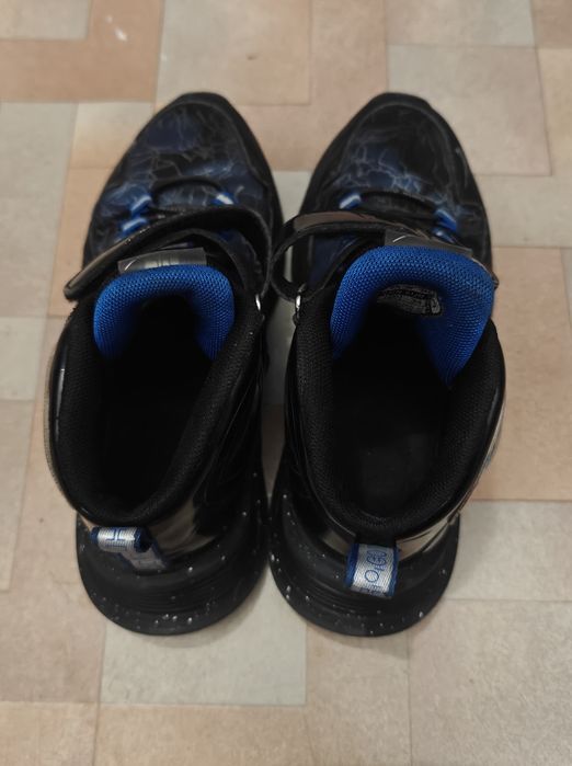 Продам детские кроссовки