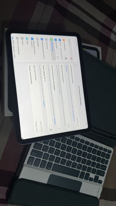 Ipad a16, почти новый, с клавой