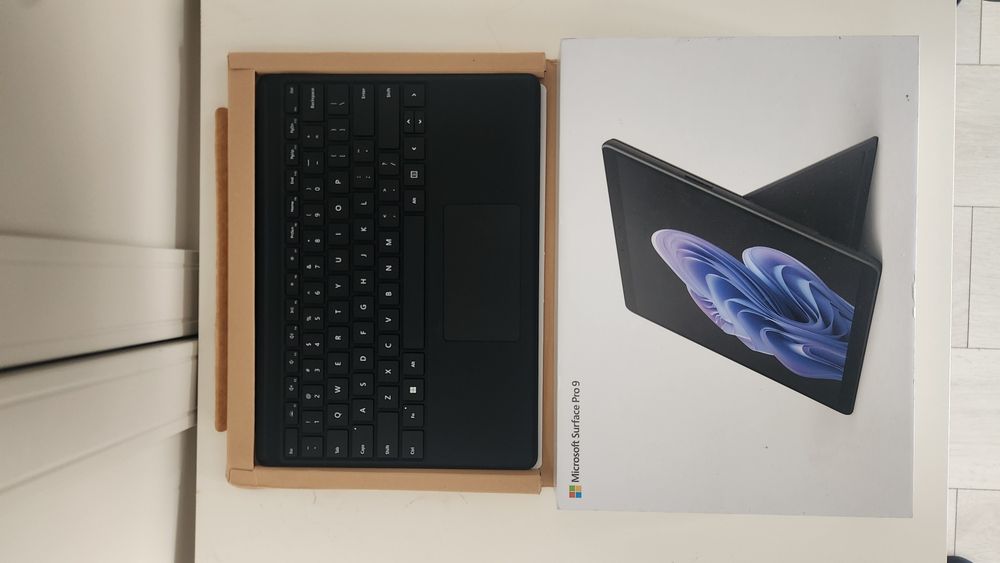Microsoft Surface Pro 9 with keyboard - Nou