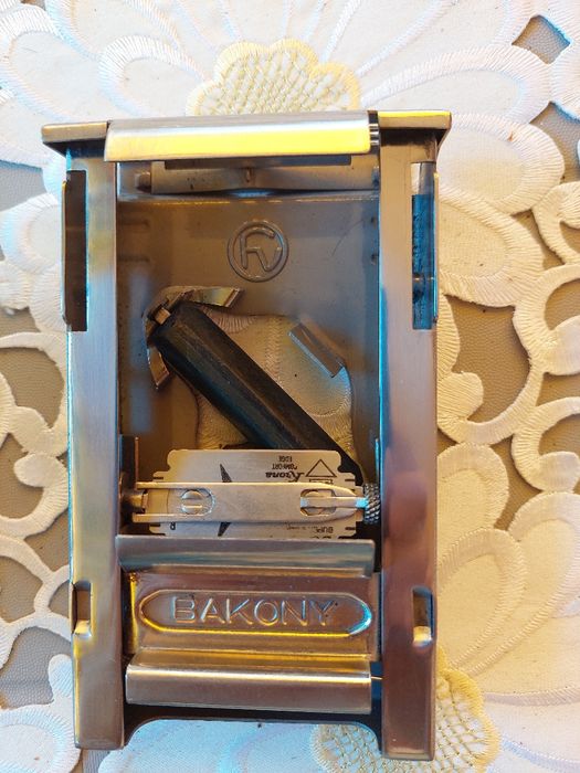 Aparat ascutit lame de barberit