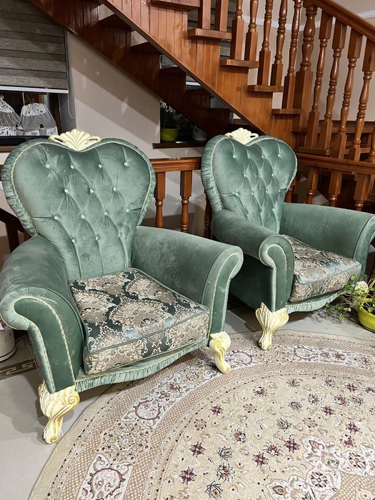 Диван с двумя креслами