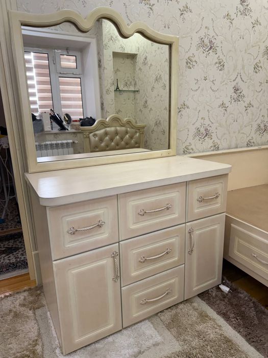 Мебель комплект сотилади: Полтора кроват матраси бор, тумбочка, комод.