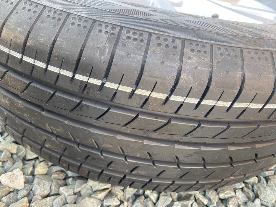 Литой диск с резиной на 16