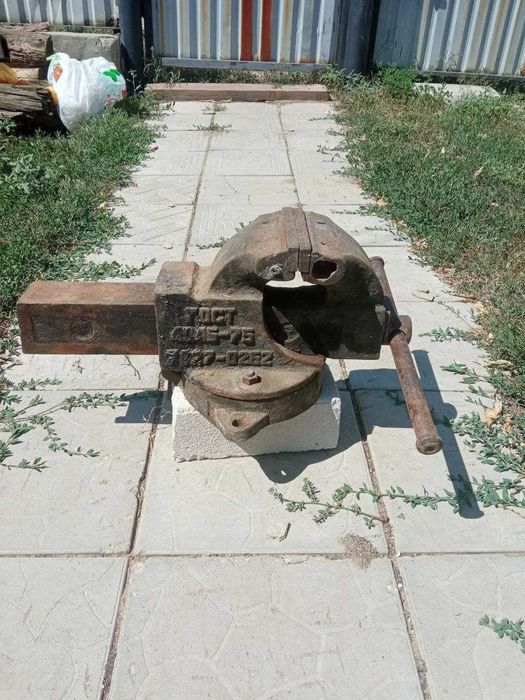 Продам большие советские тиски 38 000 тг