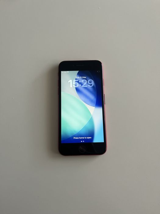 Продавам IPhone SE