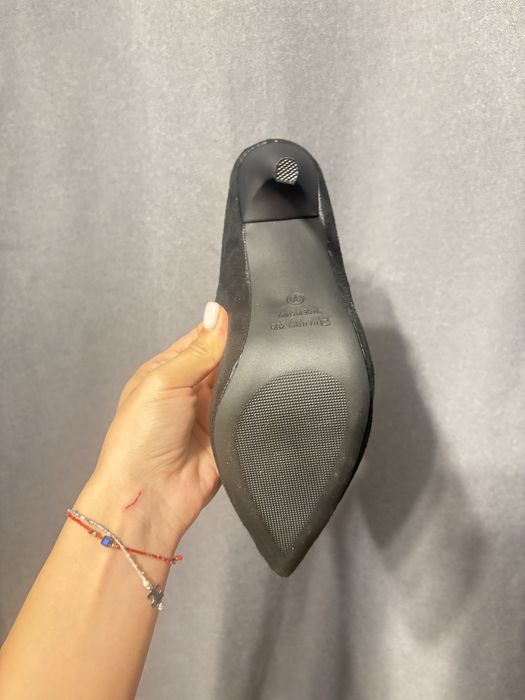 Велурени обувки на висок ток