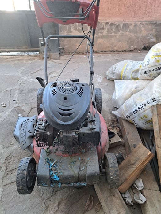 Продавам моторна косачка за трева