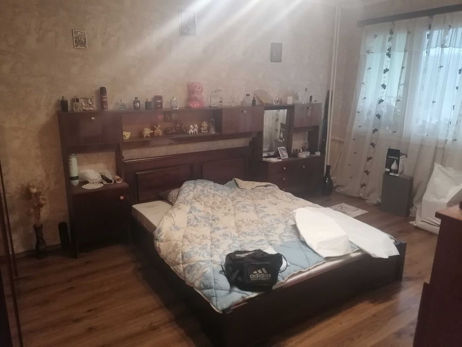 Спалня масив със нов матрак.