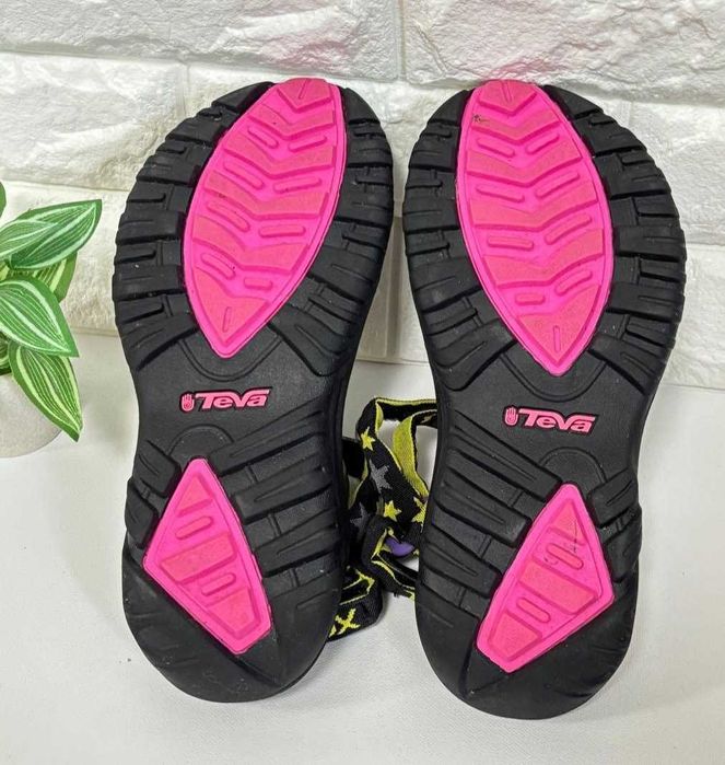 Продаются сандали Teva.