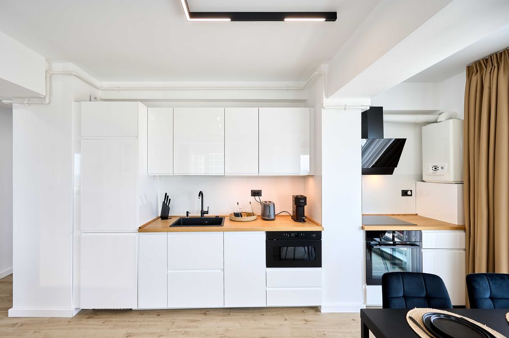 Ofer pentru inchiriere apartament 3 camere cu vedere frontala la mare